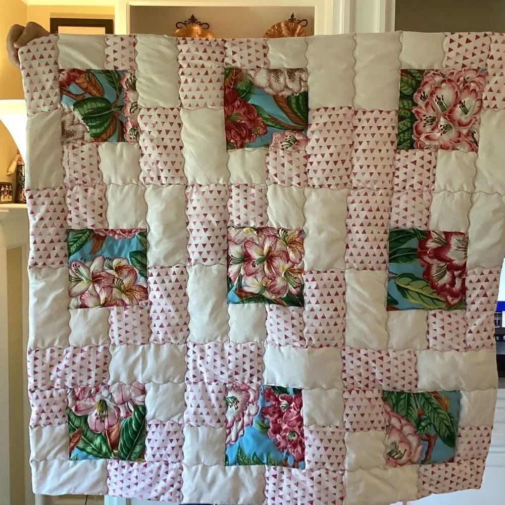 NWT. Hand Craffted Beautiful Floral Print Quilt